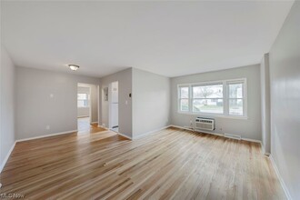 885 S Green Rd-Unit -5 in South Euclid, OH - Foto de edificio - Building Photo