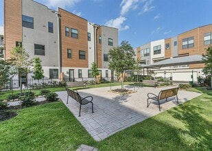 2401 Crawford St, Unit B107 in Houston, TX - Building Photo - Building Photo