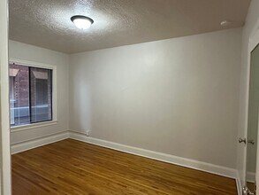 Melcliff Apartments in Portland, OR - Building Photo - Interior Photo