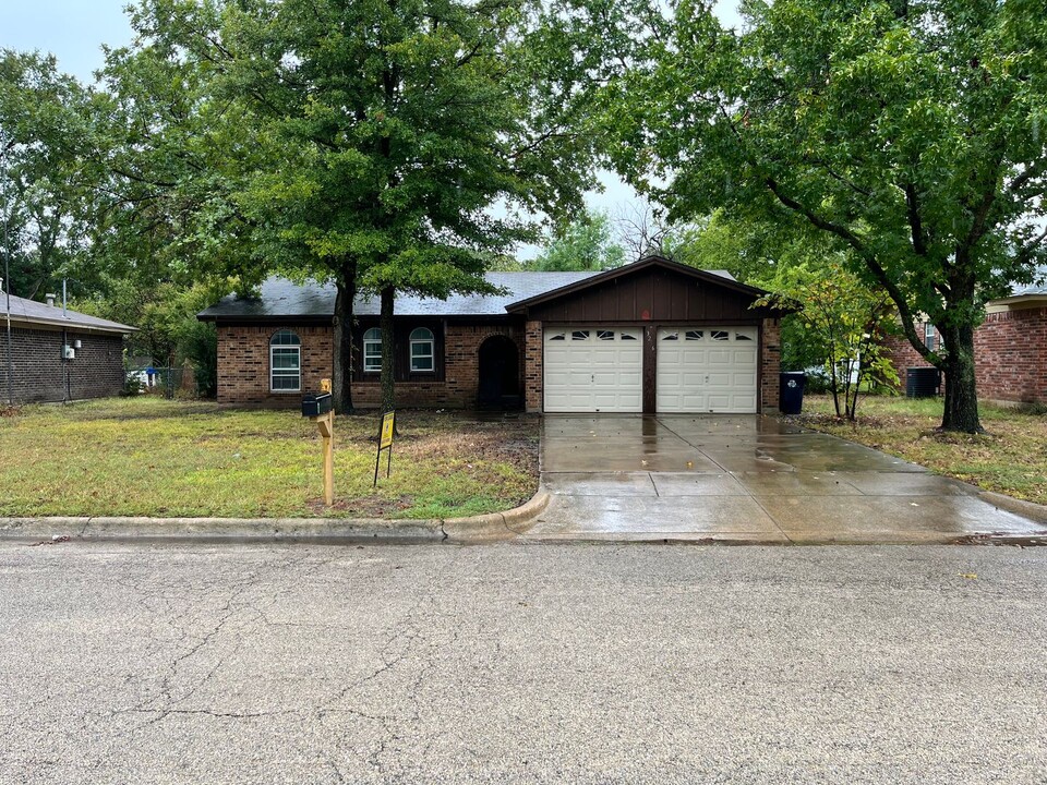 3216 Hummingbird Ln in Denton, TX - Building Photo