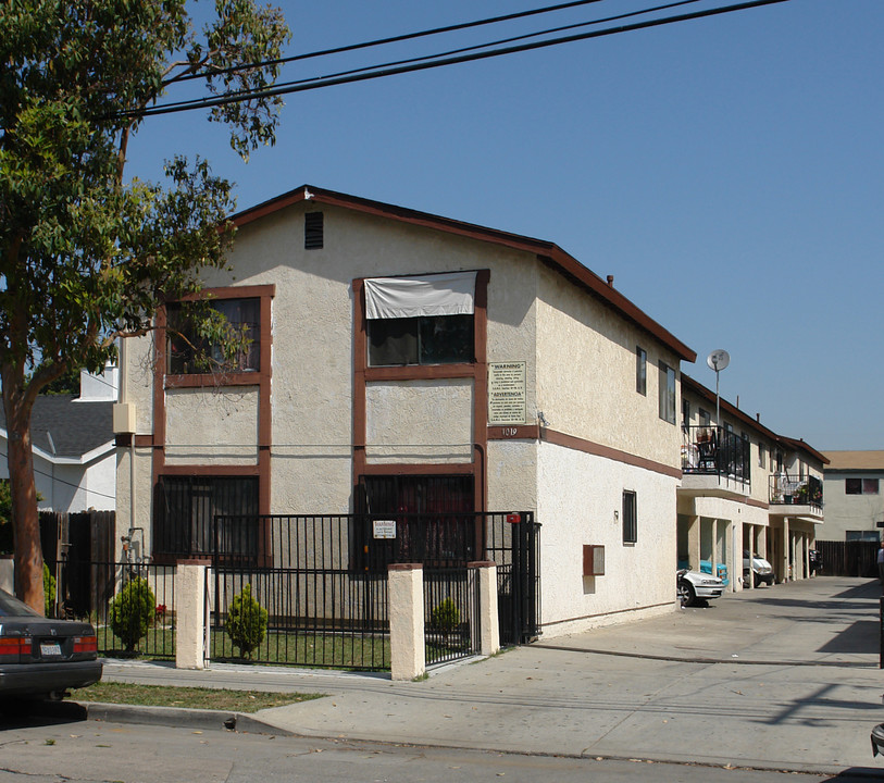 1019 W Richland Ave in Santa Ana, CA - Building Photo