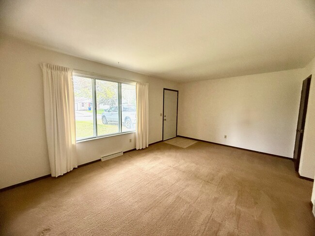 6200 Amanda Dr in Saginaw, MI - Building Photo - Building Photo