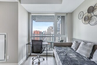 203 Queen St W in Toronto, ON - Building Photo - Building Photo