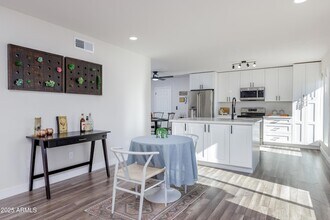 2936 W Michelle Dr in Phoenix, AZ - Building Photo - Building Photo