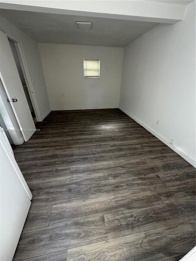 2645 NW 21st Ave in Oakland Park, FL - Building Photo - Building Photo