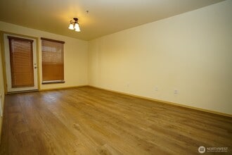 1031 N State St, Unit 402 in Bellingham, WA - Foto de edificio - Building Photo