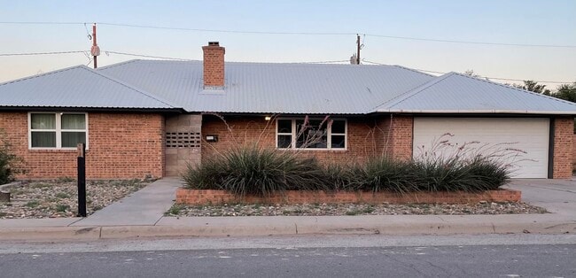 property at 1504 S Iowa St