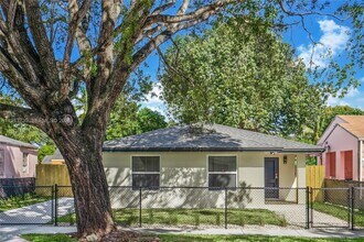 1035 NW 48th St in Miami, FL - Building Photo - Building Photo