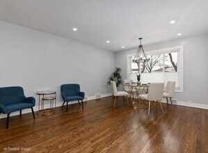 7225 E Prairie Rd in Lincolnwood, IL - Foto de edificio - Building Photo