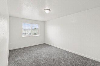 Evergreen Townhouses in Springfield, OR - Building Photo - Building Photo