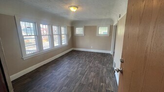 2421-2423-2423 W Finn Pl in Milwaukee, WI - Building Photo