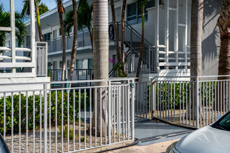 7609 Carlyle Ave in Miami, FL - Building Photo - Building Photo