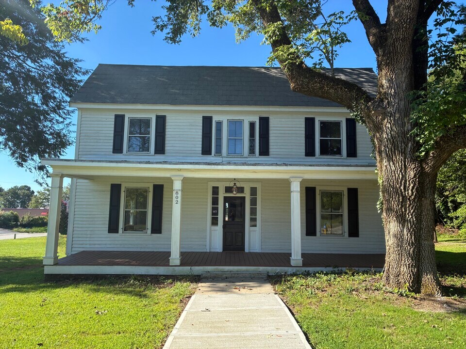 802 E Main St in Walhalla, SC - Building Photo