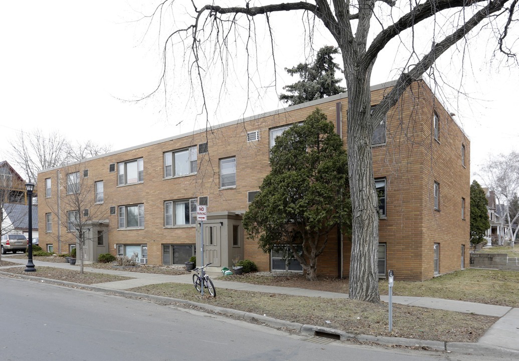 900 W 25th St in Minneapolis, MN - Foto de edificio