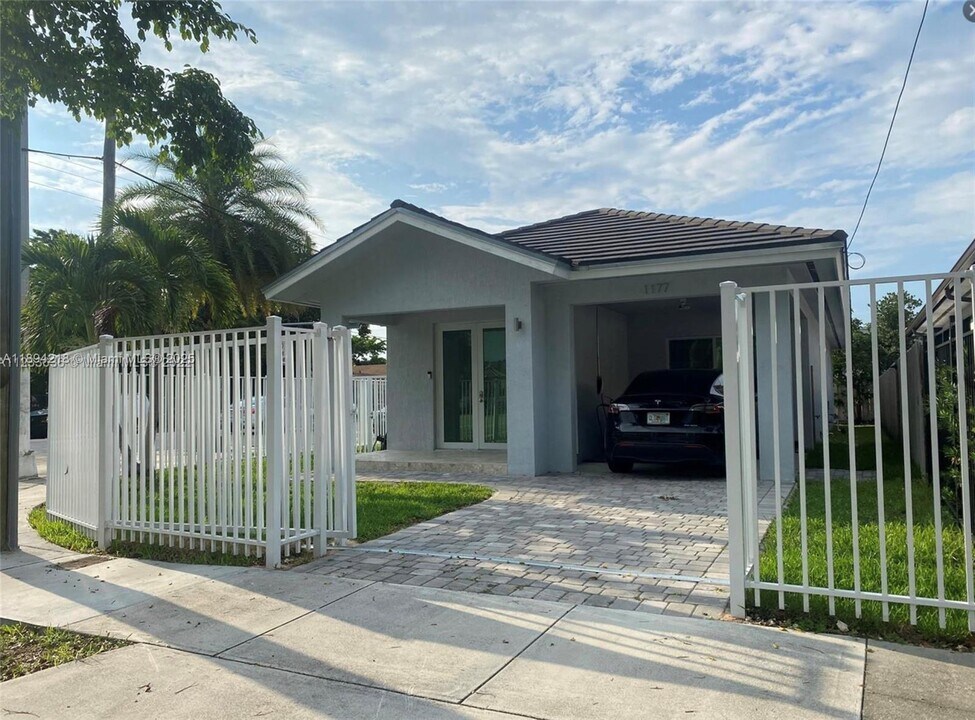 1177 SW 13th St in Miami, FL - Foto de edificio