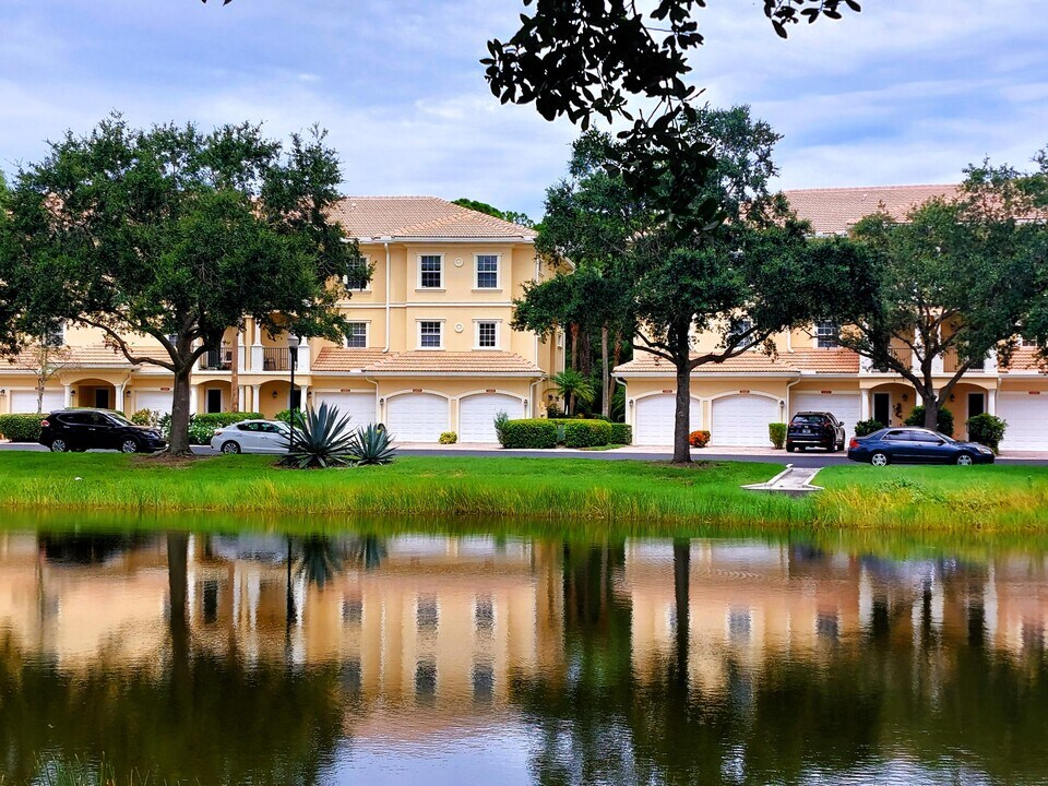 12675 SE Old Cypress Dr in Hobe Sound, FL - Foto de edificio