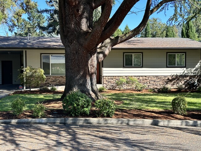 1061 SE Clarey Ave in Grants Pass, OR - Building Photo - Building Photo