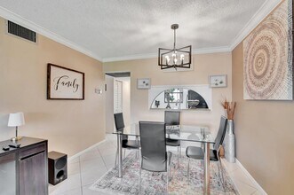 7101 Golf Colony Ct in Greenacres, FL - Building Photo - Building Photo