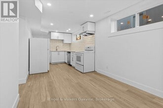 939 Glencairn Ave in Toronto, ON - Building Photo - Building Photo