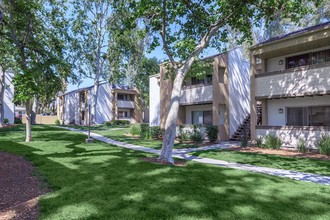 Upland Village Green in Upland, CA - Foto de edificio - Building Photo