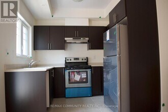 2420-32420 Baronwood Dr in Oakville, ON - Building Photo - Building Photo