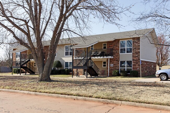 Blanchard Village Apartments in Blanchard, OK - Foto de edificio - Building Photo