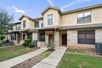2101 Town Centre Dr in Round Rock, TX - Foto de edificio - Building Photo