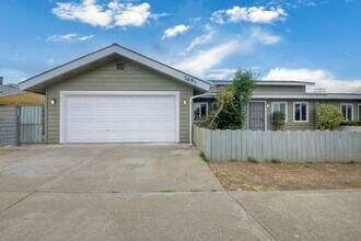 769 Magnolia Ave in Carlsbad, CA - Foto de edificio - Building Photo