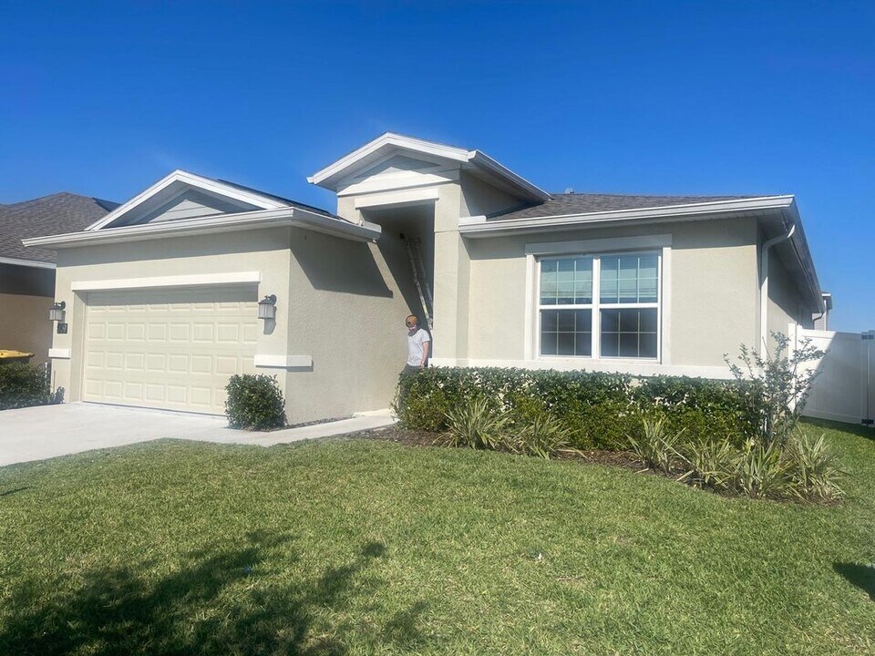 909 Jackson Ave in Davenport, FL - Building Photo