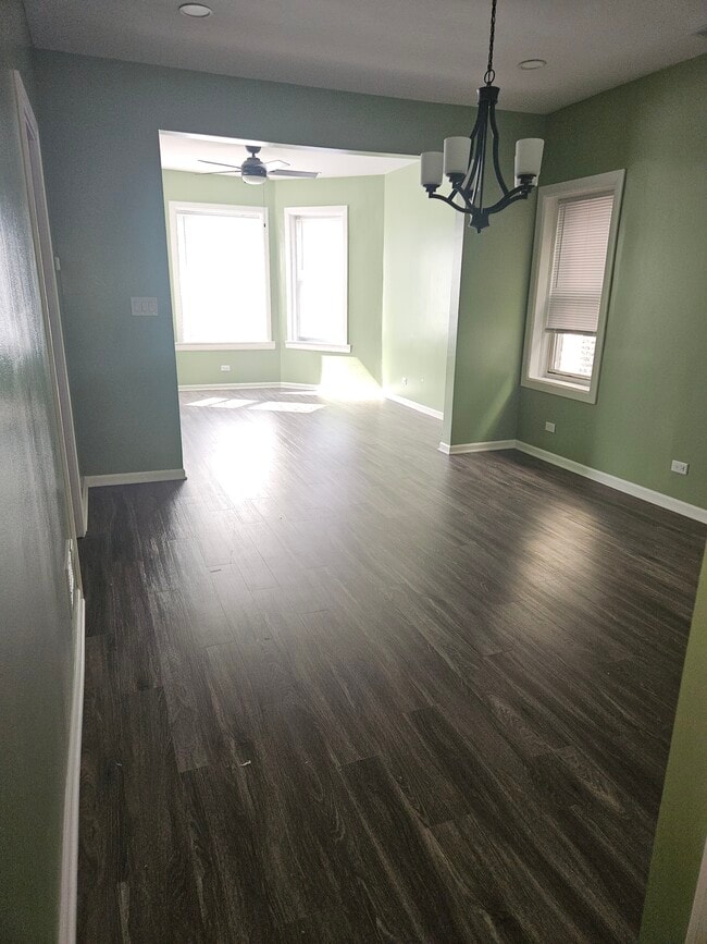 3724 W Grand Ave, Unit 1st Floor in Chicago, IL - Foto de edificio - Building Photo