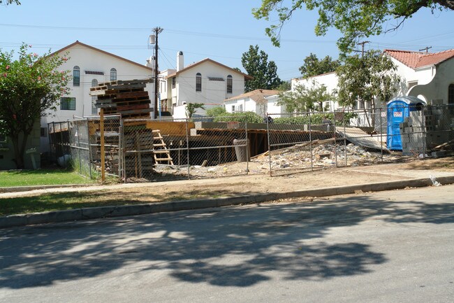 735 E Angeleno Ave in Burbank, CA - Foto de edificio - Building Photo