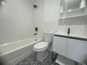 72-41 Hillmeyer Ave in Queens, NY - Building Photo - Building Photo