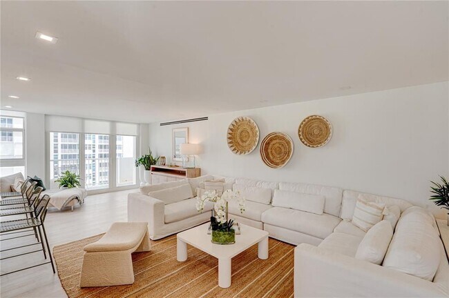 1370 S Ocean Blvd in Pompano Beach, FL - Building Photo - Building Photo