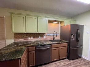 806 Parkview Cir in Hewitt, TX - Building Photo - Building Photo