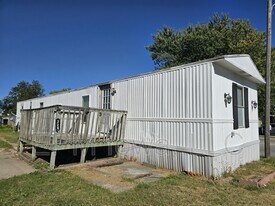 700 W Ridgeway Ave in Cedar Falls, IA - Building Photo