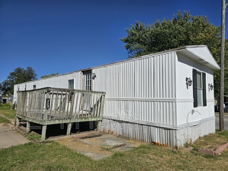 700 W Ridgeway Ave in Cedar Falls, IA - Building Photo