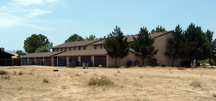 12745 Navajo Rd in Apple Valley, CA - Building Photo - Building Photo