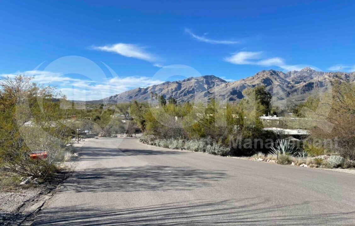 8915 E Wes Pl in Tucson, AZ - Building Photo