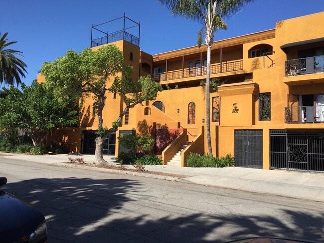 property at 828 N Hudson Ave