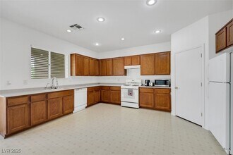 1935 Valley Center Dr in Henderson, NV - Building Photo - Building Photo