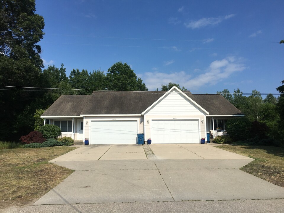 19006 168th Ave in Spring Lake, MI - Building Photo