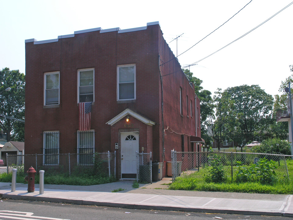 1225 Hollywood Ave in Bronx, NY - Building Photo