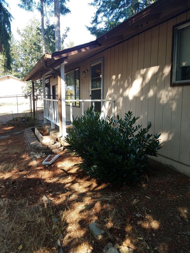 201 E Evergreen Dr in Shelton, WA - Building Photo - Building Photo