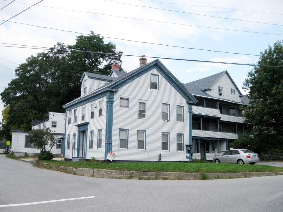 12 Spring St in Claremont, NH - Foto de edificio