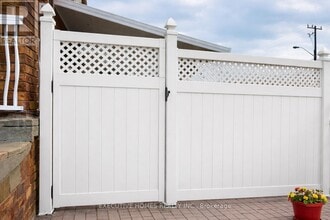 2 Clubhouse Ct in Toronto, ON - Building Photo - Building Photo