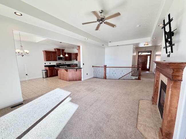 2001 W Golden Pond Way