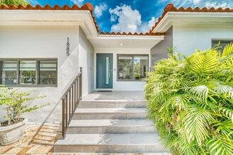 1885 SW 14th St in Miami, FL - Foto de edificio - Building Photo