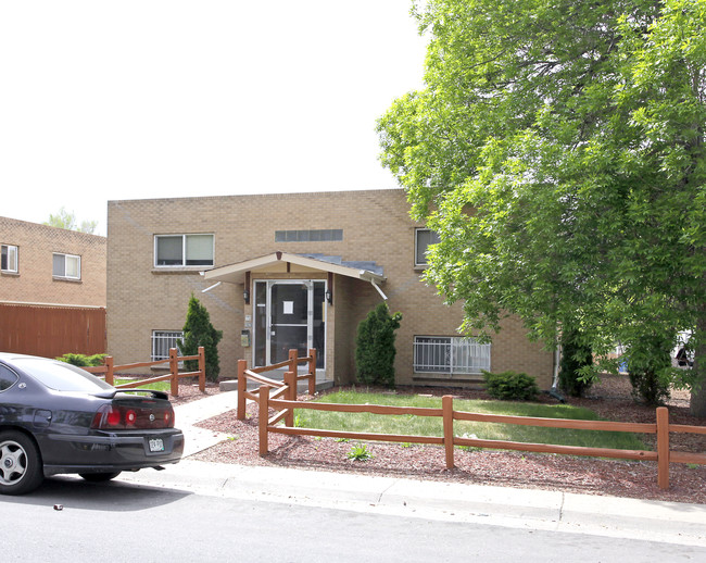 1931 Clinton St in Aurora, CO - Foto de edificio - Building Photo