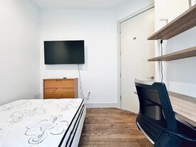 Furnished room/NOT APARTMENT in Queens, NY - Building Photo