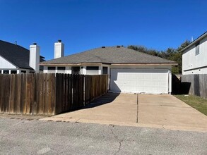 833 Picadilly Dr in Pflugerville, TX - Building Photo - Building Photo